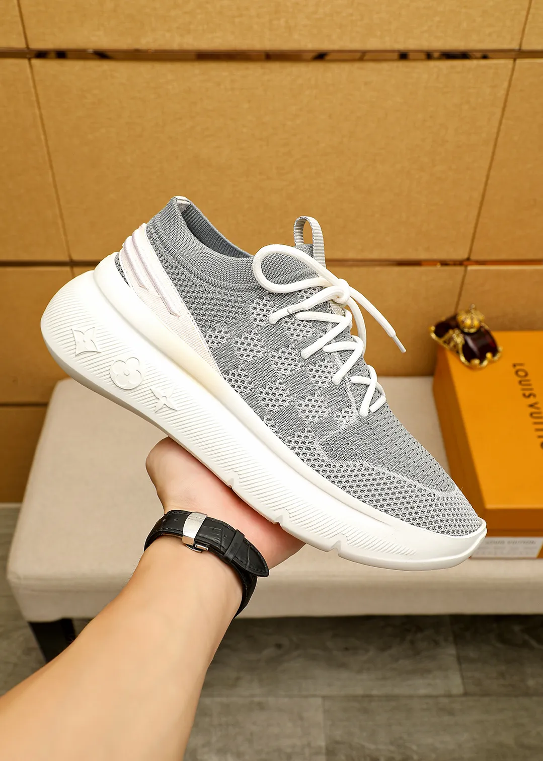 Men's men's shoes 💰480💐 Louis Vuitton Louis Vuitton 2025 new four-season lace-up series! The complex fly-knitting process for shoe uppers is now on the market. The counter has LV shape embossed stitching with original patterns, original raw materials, fabrics, and original fly-knitting! The inside is original and customized! 1:1 outsole mold opening! Foam outsole! 38-44 (45 customized)